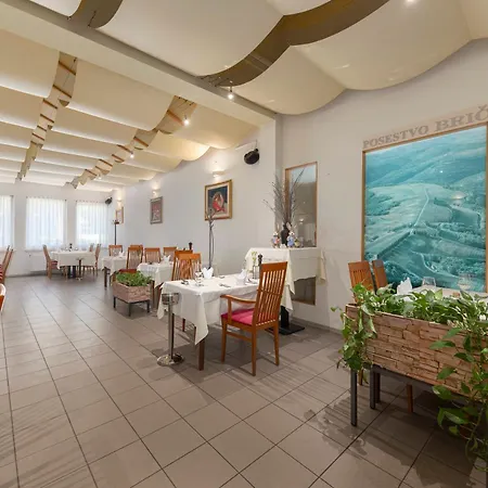 Restaurant Bric Guest house Dekani